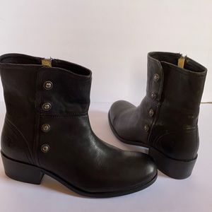 Like new!  Frye Calvary Boots Woman size 8.